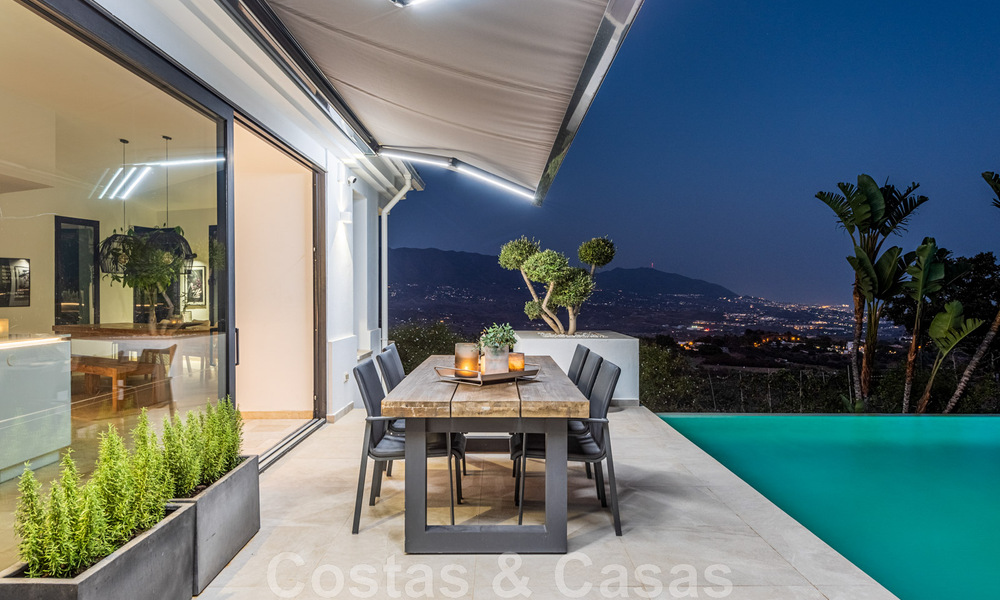 Villa independiente, andaluza en venta con vistas panorámicas a la montaña y al mar en una exclusiva urbanización en Marbella Este 47380