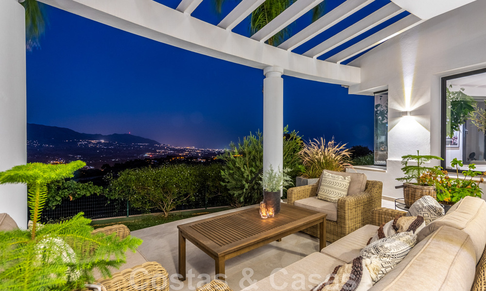 Villa independiente, andaluza en venta con vistas panorámicas a la montaña y al mar en una exclusiva urbanización en Marbella Este 47383