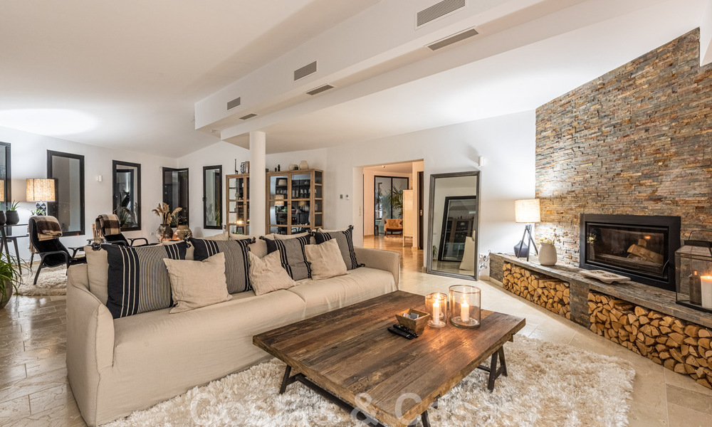 Villa independiente, andaluza en venta con vistas panorámicas a la montaña y al mar en una exclusiva urbanización en Marbella Este 47386