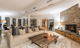 Villa independiente, andaluza en venta con vistas panorámicas a la montaña y al mar en una exclusiva urbanización en Marbella Este 47386 