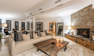 Villa independiente, andaluza en venta con vistas panorámicas a la montaña y al mar en una exclusiva urbanización en Marbella Este 47386 