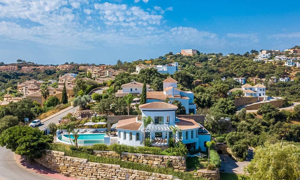 Villa independiente, andaluza en venta con vistas panorámicas a la montaña y al mar en una exclusiva urbanización en Marbella Este 47387