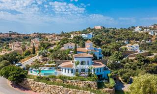 Villa independiente, andaluza en venta con vistas panorámicas a la montaña y al mar en una exclusiva urbanización en Marbella Este 47387 
