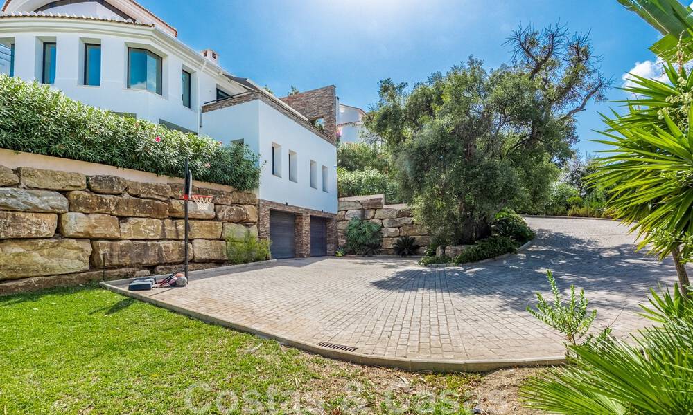 Villa independiente, andaluza en venta con vistas panorámicas a la montaña y al mar en una exclusiva urbanización en Marbella Este 47388