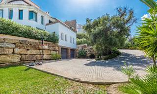 Villa independiente, andaluza en venta con vistas panorámicas a la montaña y al mar en una exclusiva urbanización en Marbella Este 47388 