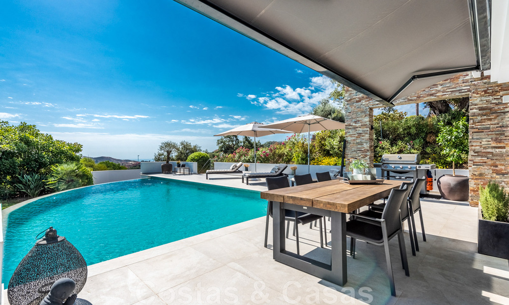 Villa independiente, andaluza en venta con vistas panorámicas a la montaña y al mar en una exclusiva urbanización en Marbella Este 47389