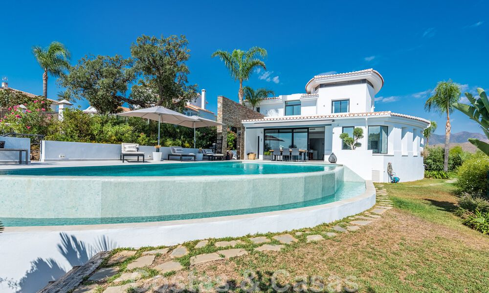 Villa independiente, andaluza en venta con vistas panorámicas a la montaña y al mar en una exclusiva urbanización en Marbella Este 47390