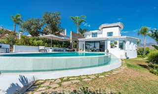 Villa independiente, andaluza en venta con vistas panorámicas a la montaña y al mar en una exclusiva urbanización en Marbella Este 47390 