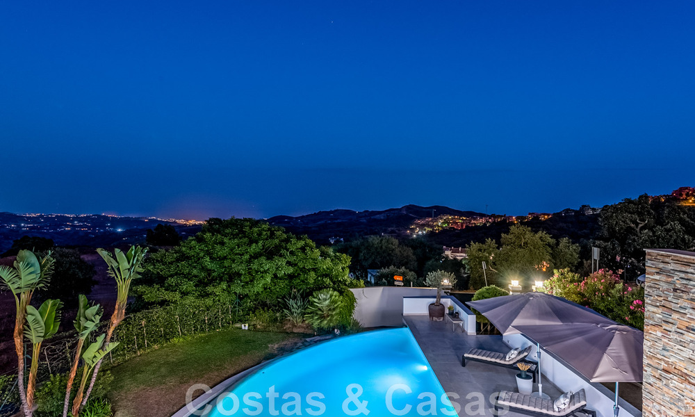 Villa independiente, andaluza en venta con vistas panorámicas a la montaña y al mar en una exclusiva urbanización en Marbella Este 47393