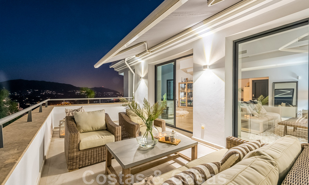 Villa independiente, andaluza en venta con vistas panorámicas a la montaña y al mar en una exclusiva urbanización en Marbella Este 47395