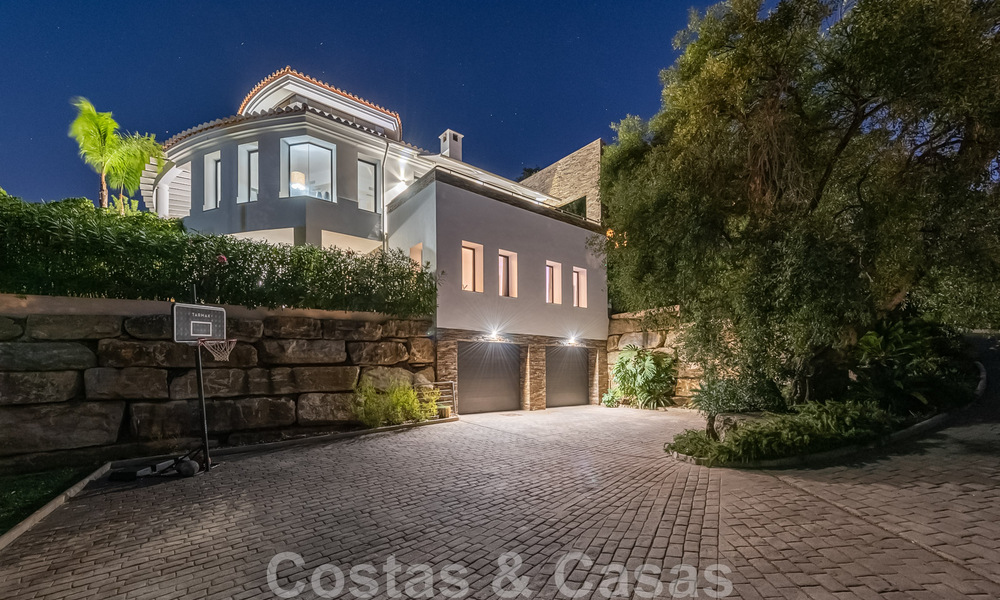 Villa independiente, andaluza en venta con vistas panorámicas a la montaña y al mar en una exclusiva urbanización en Marbella Este 47396