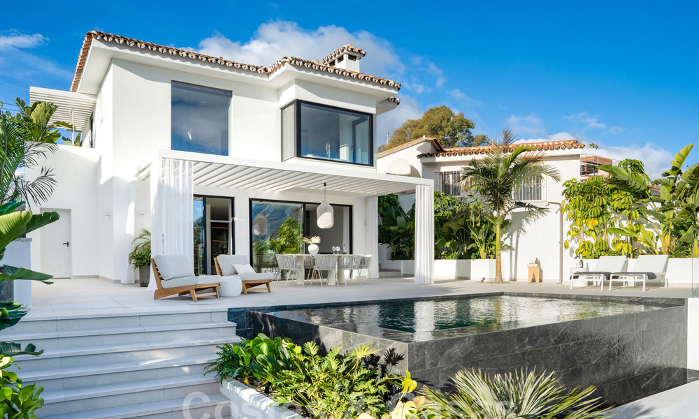 Preciosa villa de estilo mediterráneo renovada con un elegante diseño contemporáneo en Nueva Andalucía, Marbella 61254