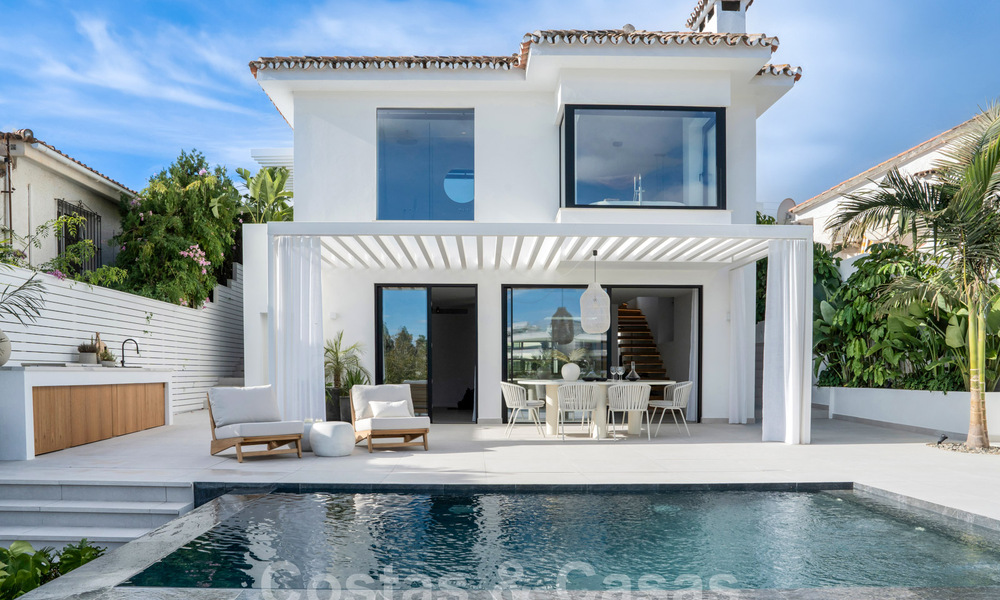 Preciosa villa de estilo mediterráneo renovada con un elegante diseño contemporáneo en Nueva Andalucía, Marbella 61256