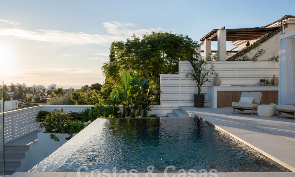 Preciosa villa de estilo mediterráneo renovada con un elegante diseño contemporáneo en Nueva Andalucía, Marbella 61257