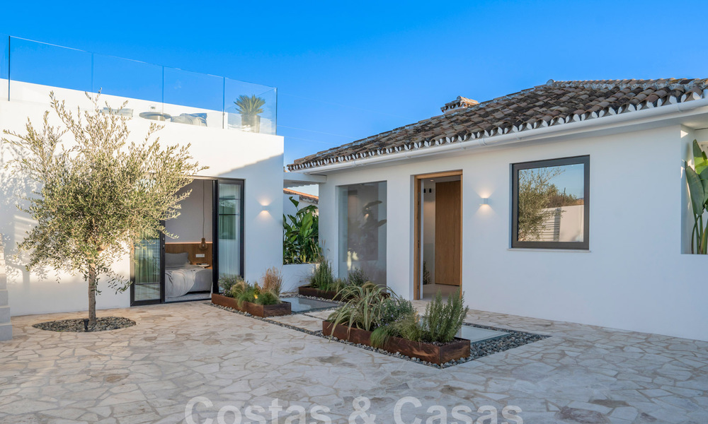 Preciosa villa de estilo mediterráneo renovada con un elegante diseño contemporáneo en Nueva Andalucía, Marbella 61259