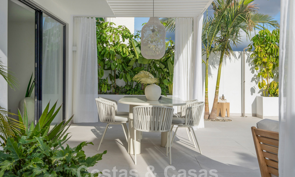 Preciosa villa de estilo mediterráneo renovada con un elegante diseño contemporáneo en Nueva Andalucía, Marbella 61261