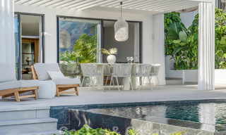 Preciosa villa de estilo mediterráneo renovada con un elegante diseño contemporáneo en Nueva Andalucía, Marbella 61262 