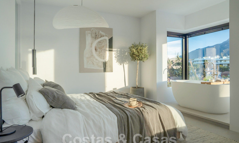 Preciosa villa de estilo mediterráneo renovada con un elegante diseño contemporáneo en Nueva Andalucía, Marbella 61279