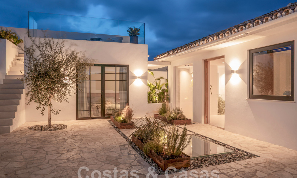 Preciosa villa de estilo mediterráneo renovada con un elegante diseño contemporáneo en Nueva Andalucía, Marbella 61288