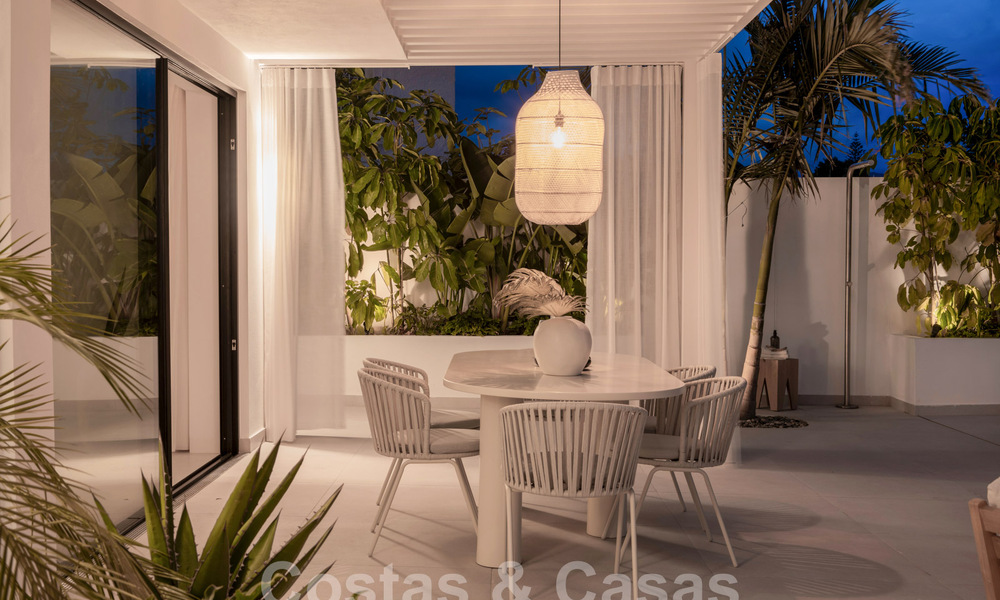 Preciosa villa de estilo mediterráneo renovada con un elegante diseño contemporáneo en Nueva Andalucía, Marbella 61289