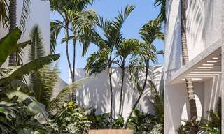 Villa de diseño escandinavo en venta, totalmente renovada con un diseño elegante en la zona residencial de Nueva Andalucía, Marbella 47480 