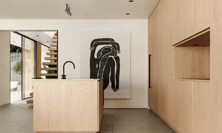 Villa de diseño escandinavo en venta, totalmente renovada con un diseño elegante en la zona residencial de Nueva Andalucía, Marbella 47484 