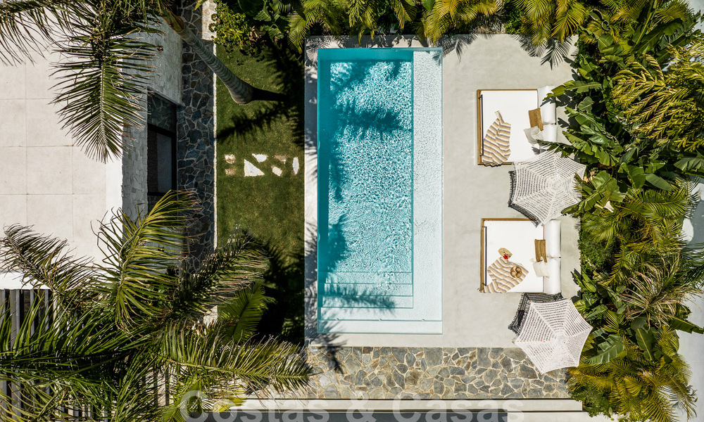 Majestuosa villa de una planta en venta con diseño relajante y balinés, situada a poca distancia de Puerto Banús, Marbella 52934
