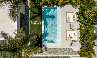 Majestuosa villa de una planta en venta con diseño relajante y balinés, situada a poca distancia de Puerto Banús, Marbella 52934 