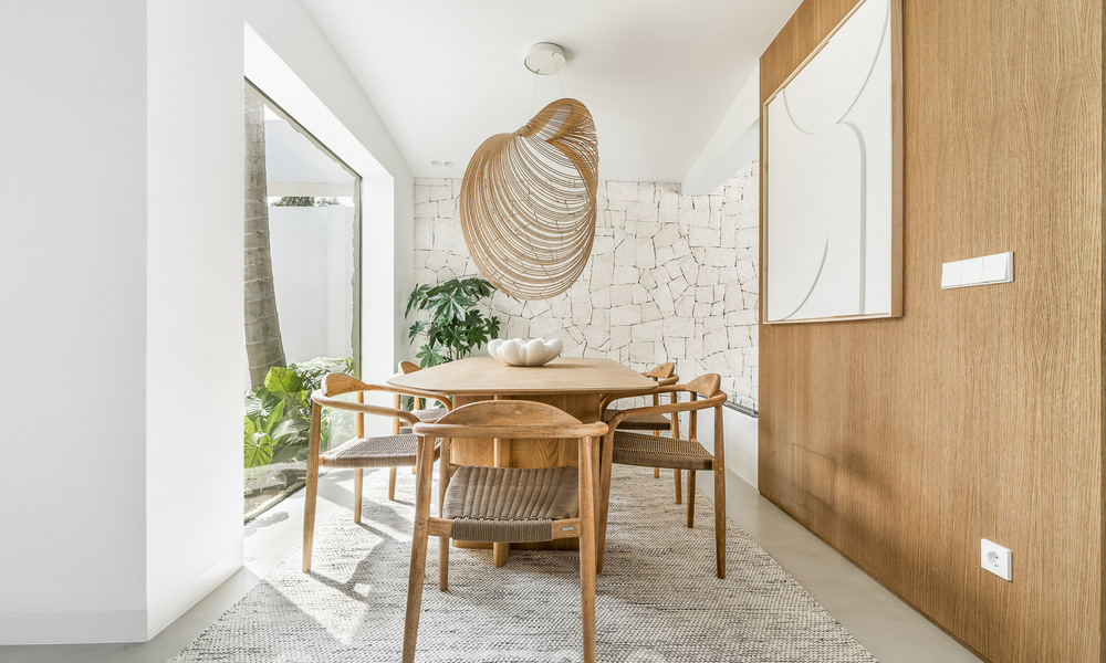 Majestuosa villa de una planta en venta con diseño relajante y balinés, situada a poca distancia de Puerto Banús, Marbella 52935