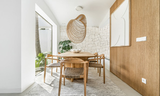 Majestuosa villa de una planta en venta con diseño relajante y balinés, situada a poca distancia de Puerto Banús, Marbella 52935 