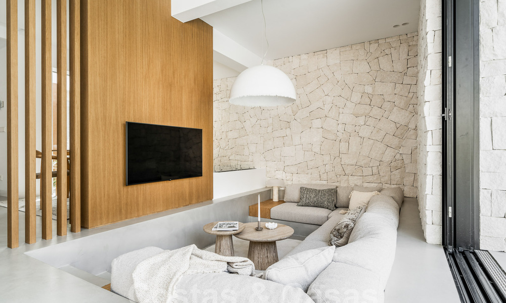 Majestuosa villa de una planta en venta con diseño relajante y balinés, situada a poca distancia de Puerto Banús, Marbella 52936