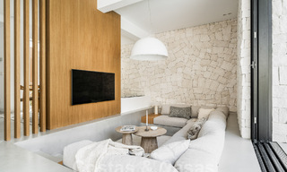 Majestuosa villa de una planta en venta con diseño relajante y balinés, situada a poca distancia de Puerto Banús, Marbella 52936 