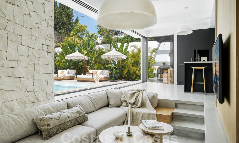 Majestuosa villa de una planta en venta con diseño relajante y balinés, situada a poca distancia de Puerto Banús, Marbella 52937
