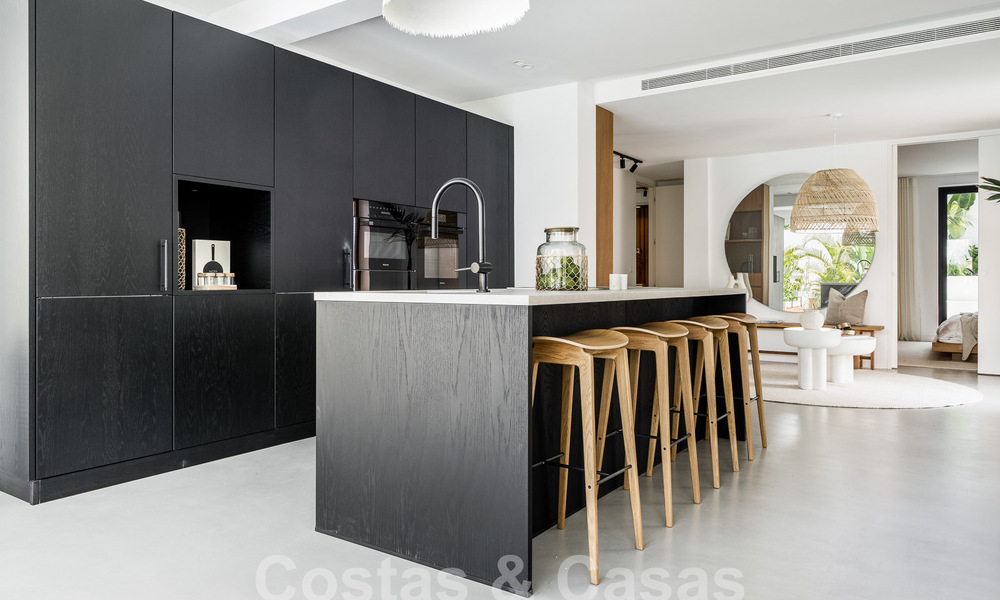 Majestuosa villa de una planta en venta con diseño relajante y balinés, situada a poca distancia de Puerto Banús, Marbella 52938