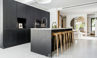 Majestuosa villa de una planta en venta con diseño relajante y balinés, situada a poca distancia de Puerto Banús, Marbella 52938 