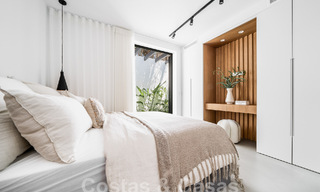 Majestuosa villa de una planta en venta con diseño relajante y balinés, situada a poca distancia de Puerto Banús, Marbella 52940 