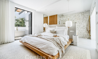 Majestuosa villa de una planta en venta con diseño relajante y balinés, situada a poca distancia de Puerto Banús, Marbella 52941 
