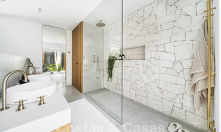 Majestuosa villa de una planta en venta con diseño relajante y balinés, situada a poca distancia de Puerto Banús, Marbella 52942 