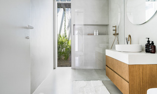 Majestuosa villa de una planta en venta con diseño relajante y balinés, situada a poca distancia de Puerto Banús, Marbella 52944 