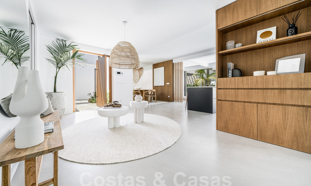 Majestuosa villa de una planta en venta con diseño relajante y balinés, situada a poca distancia de Puerto Banús, Marbella 52945