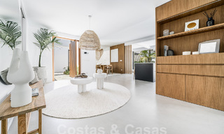 Majestuosa villa de una planta en venta con diseño relajante y balinés, situada a poca distancia de Puerto Banús, Marbella 52945 
