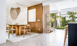 Majestuosa villa de una planta en venta con diseño relajante y balinés, situada a poca distancia de Puerto Banús, Marbella 52946 