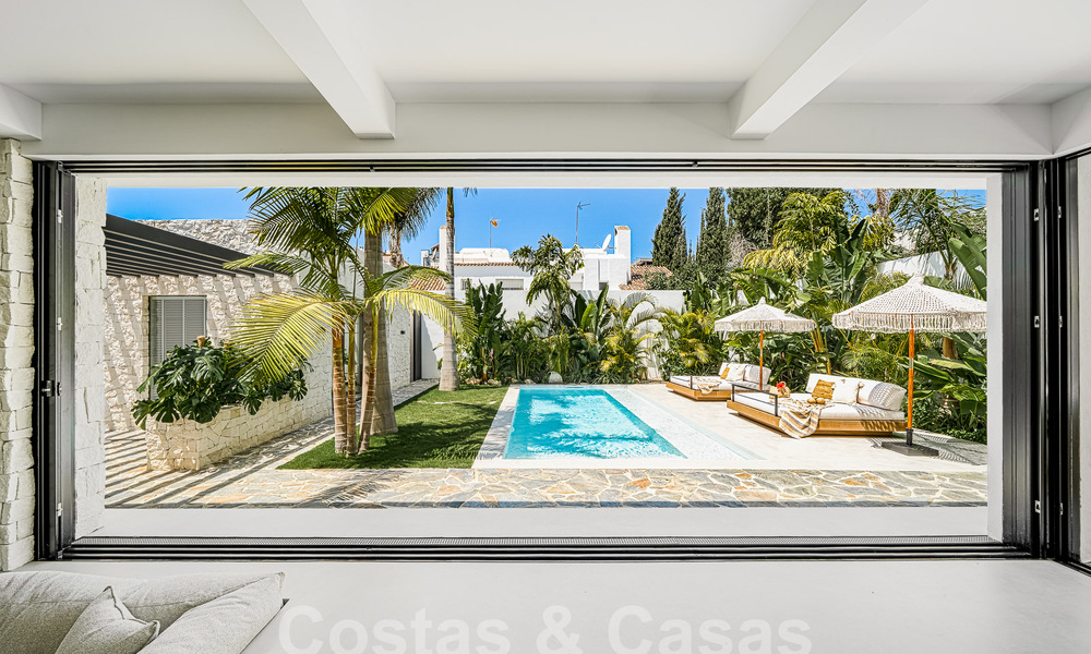 Majestuosa villa de una planta en venta con diseño relajante y balinés, situada a poca distancia de Puerto Banús, Marbella 52947