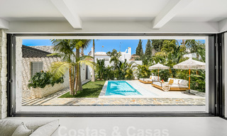 Majestuosa villa de una planta en venta con diseño relajante y balinés, situada a poca distancia de Puerto Banús, Marbella 52947 
