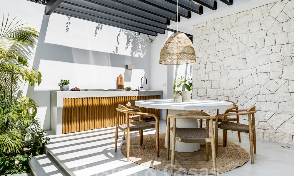 Majestuosa villa de una planta en venta con diseño relajante y balinés, situada a poca distancia de Puerto Banús, Marbella 52948