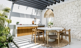 Majestuosa villa de una planta en venta con diseño relajante y balinés, situada a poca distancia de Puerto Banús, Marbella 52948 