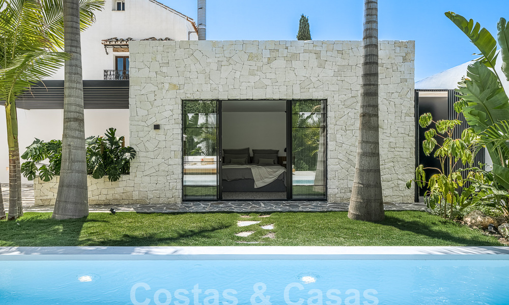Majestuosa villa de una planta en venta con diseño relajante y balinés, situada a poca distancia de Puerto Banús, Marbella 52949
