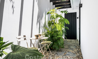 Majestuosa villa de una planta en venta con diseño relajante y balinés, situada a poca distancia de Puerto Banús, Marbella 52951 