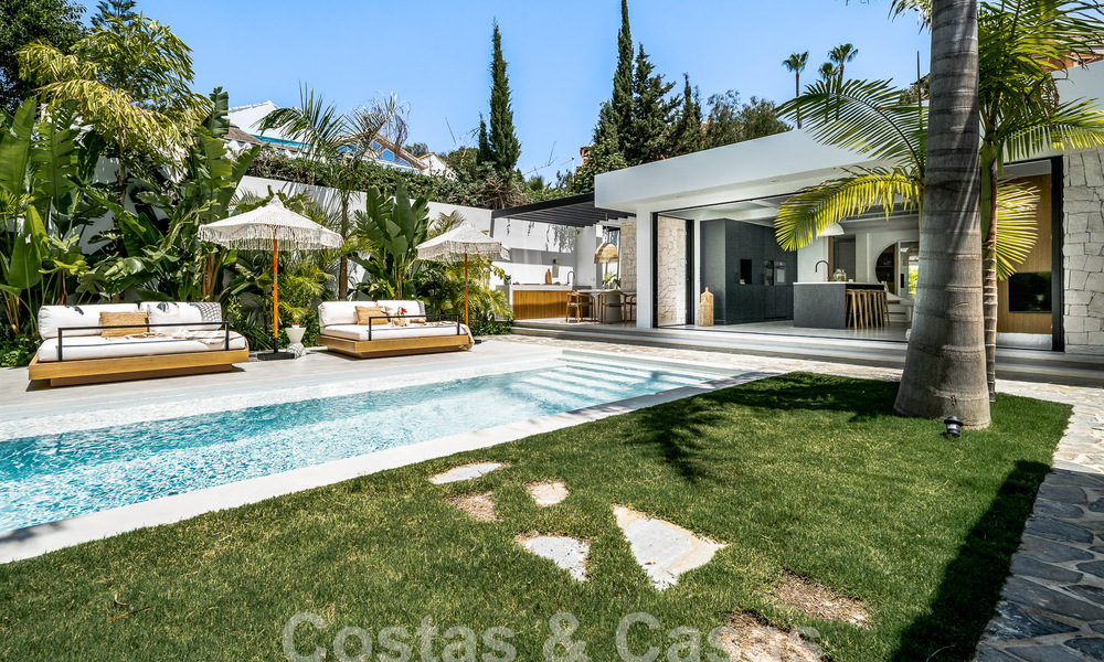 Majestuosa villa de una planta en venta con diseño relajante y balinés, situada a poca distancia de Puerto Banús, Marbella 52952