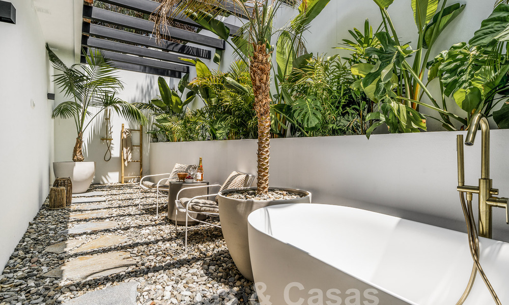 Majestuosa villa de una planta en venta con diseño relajante y balinés, situada a poca distancia de Puerto Banús, Marbella 52953